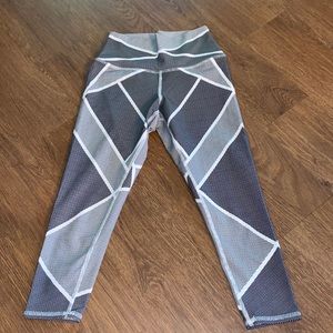 High waisted, seamless waistband, black & white crop leggings.